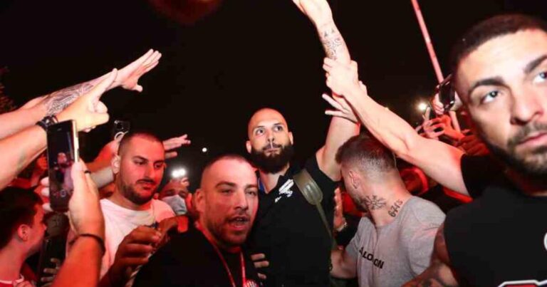 Υποδοχή... πρωταθλητών στο ΣΕΦ από τους οπαδούς